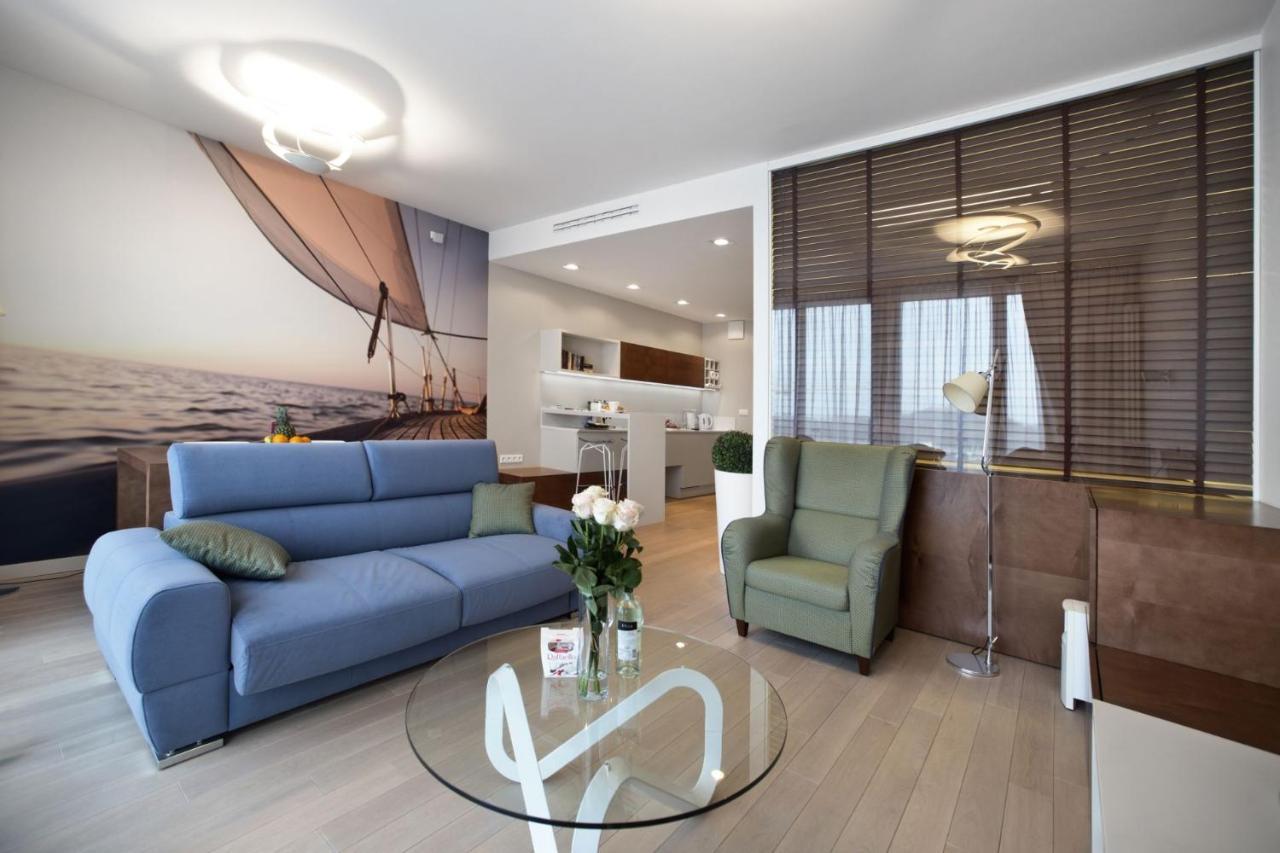 Triton Park Accommodation By P&O Serviced Apartments Varsóvia Exterior foto